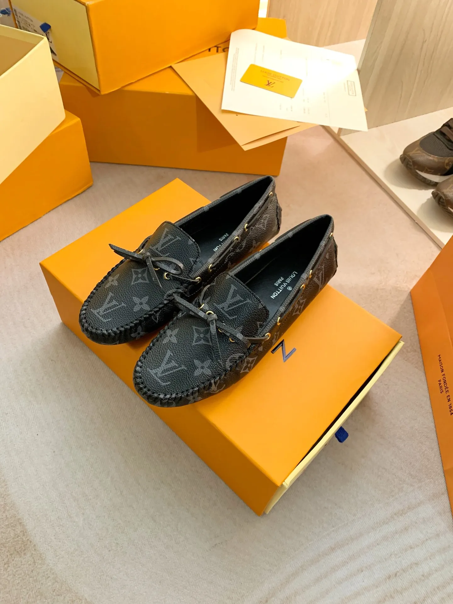 p460💰Couple model❤️🇫🇷 𝙇𝙤𝙪𝙞𝙨 𝙑𝙪𝙞𝙩𝙩𝙤𝙣 🇫🇷Louis Vuitton 2023 Classic𝓛𝓿 𝓣𝓻𝓪𝓲𝓷𝓮𝓻 Sports Series ➪➪➪¯ [Arizona Doudou Shoes Series] ▪️▪️▪️Arizona slip-on shoes are made of Monogram Eclipse canvas. Its hand-painted and dyed edges and hand-sewn uppers fully demonstrate Louis Vuitton's traditional shoemaking craftsmanship. This slip-on shoe is very lightweight. The integrated tongue and upper make it particularly comfortable and flexible. The soft outsole is equipped with rubber padding. Decorated with matching sash. Detailed features: ☑️Monogram Eclipse canvas ☑️Black Eclipse pattern ☑️Hand-painted shoe edges ☑️Hand-sewn uppers (each pair takes time to process) ☑️Integrated tongue and upper construction ☑️Outsole equipped with rubber lining ☑️size: 35_46